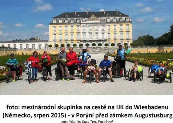 internacia biciklogrupeto survoje al IJKo en Wiesbaden (Germanio 2015) -Rejnlando antaŭ la kastelo Augustusburg