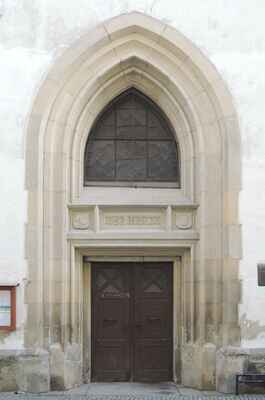 Kamenný vstupní portál. Bohužel kostel není běžně přístupný.