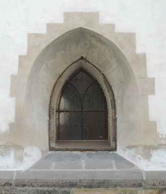 Gotické přízemní okno.