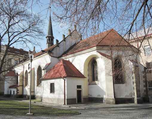 Z jihovýchodního cípu Pernštýnského náměstí vyjdeme na Komenského náměstí, kde stojí kostel Zvěstování Panny Marie. Původně byl kostel i součástí městského opevnění.