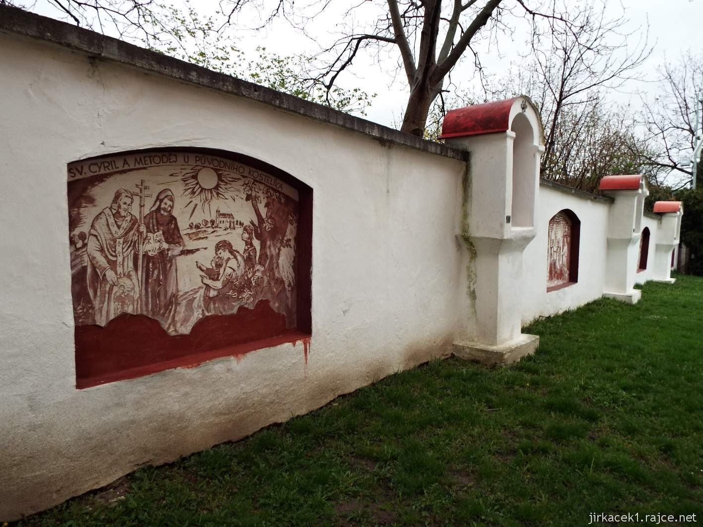 Žarošice - Kostel sv. Anny - mozaiková Křížová cesta a Figurální sgrafita na zdech za kostelem