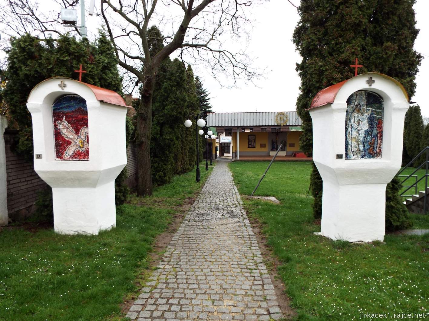 Žarošice - Kostel sv. Anny - mozaiková Křížová cesta a areál za kostelem