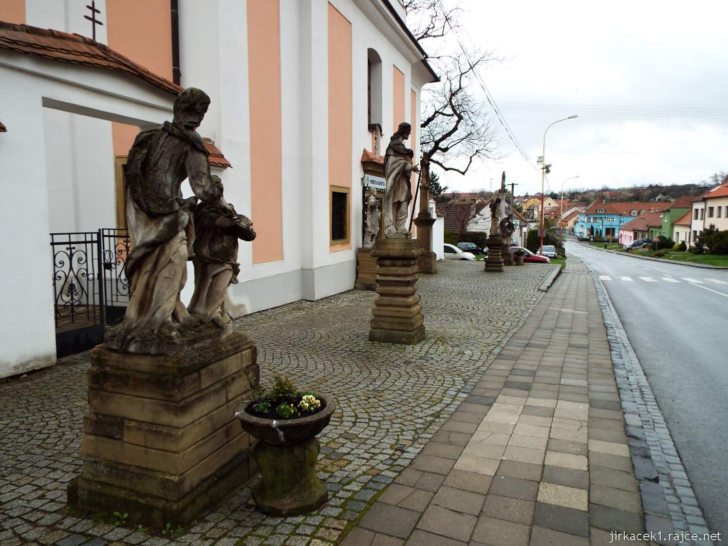 Žarošice - Kostel sv. Anny - sochy před kostelem