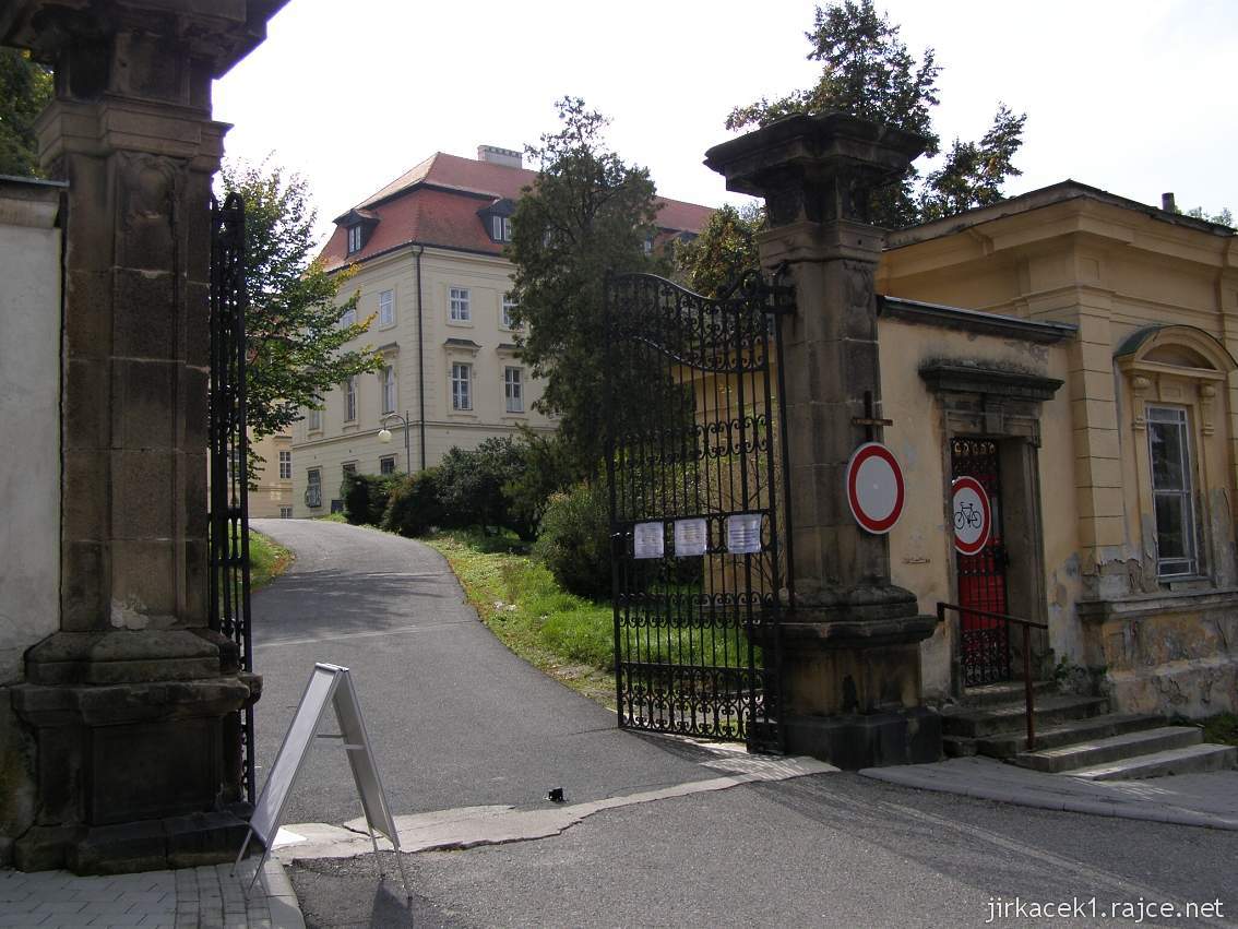 Zámek Napajedla - vstupní brána do areálu zámku