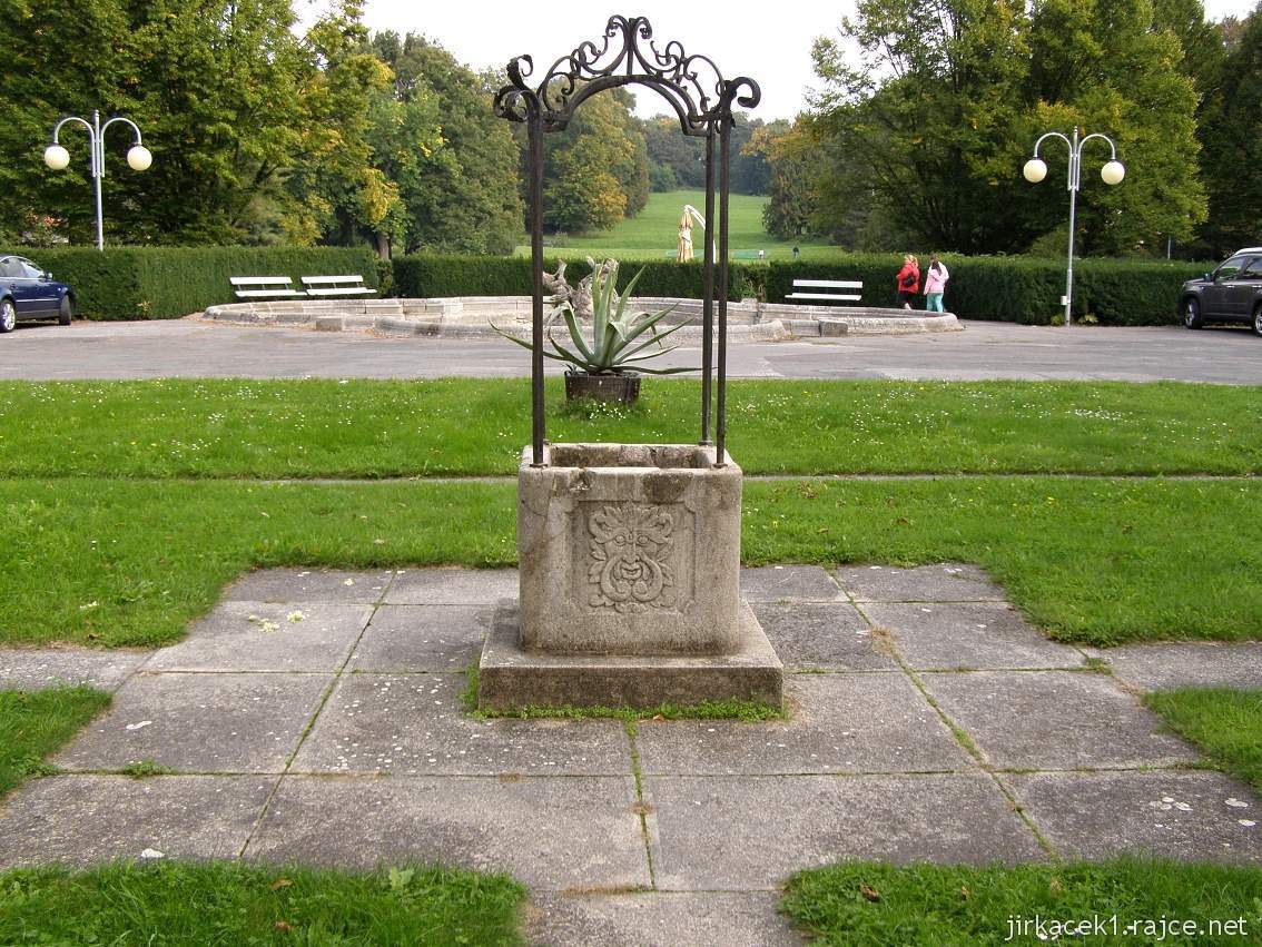 Zámek Napajedla - zámecký park - studna