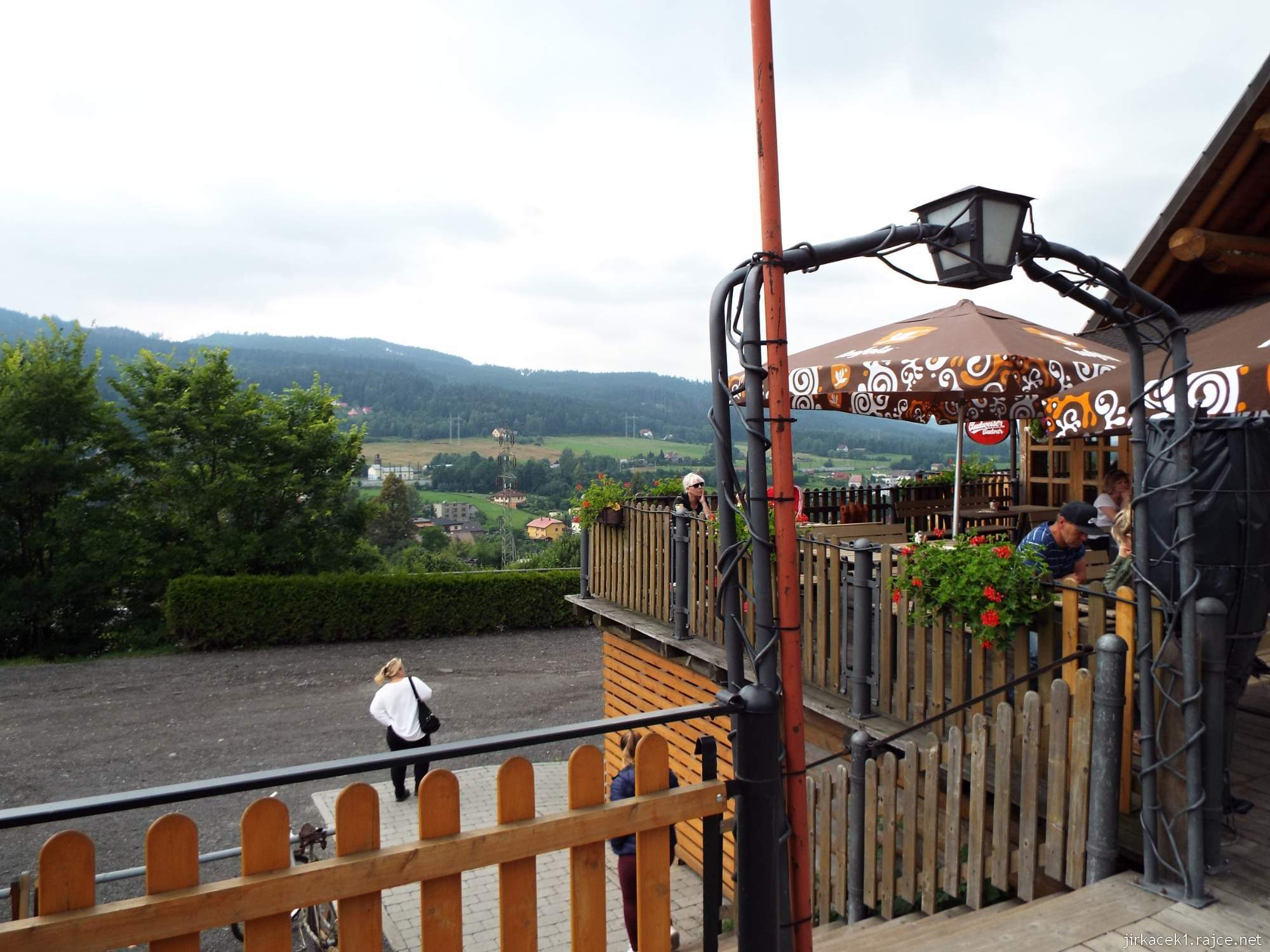 Mosty u Jablunkova - Fojtský grúň 05 - výhled z terasy na hřeben Beskyd s Velkým Polomem