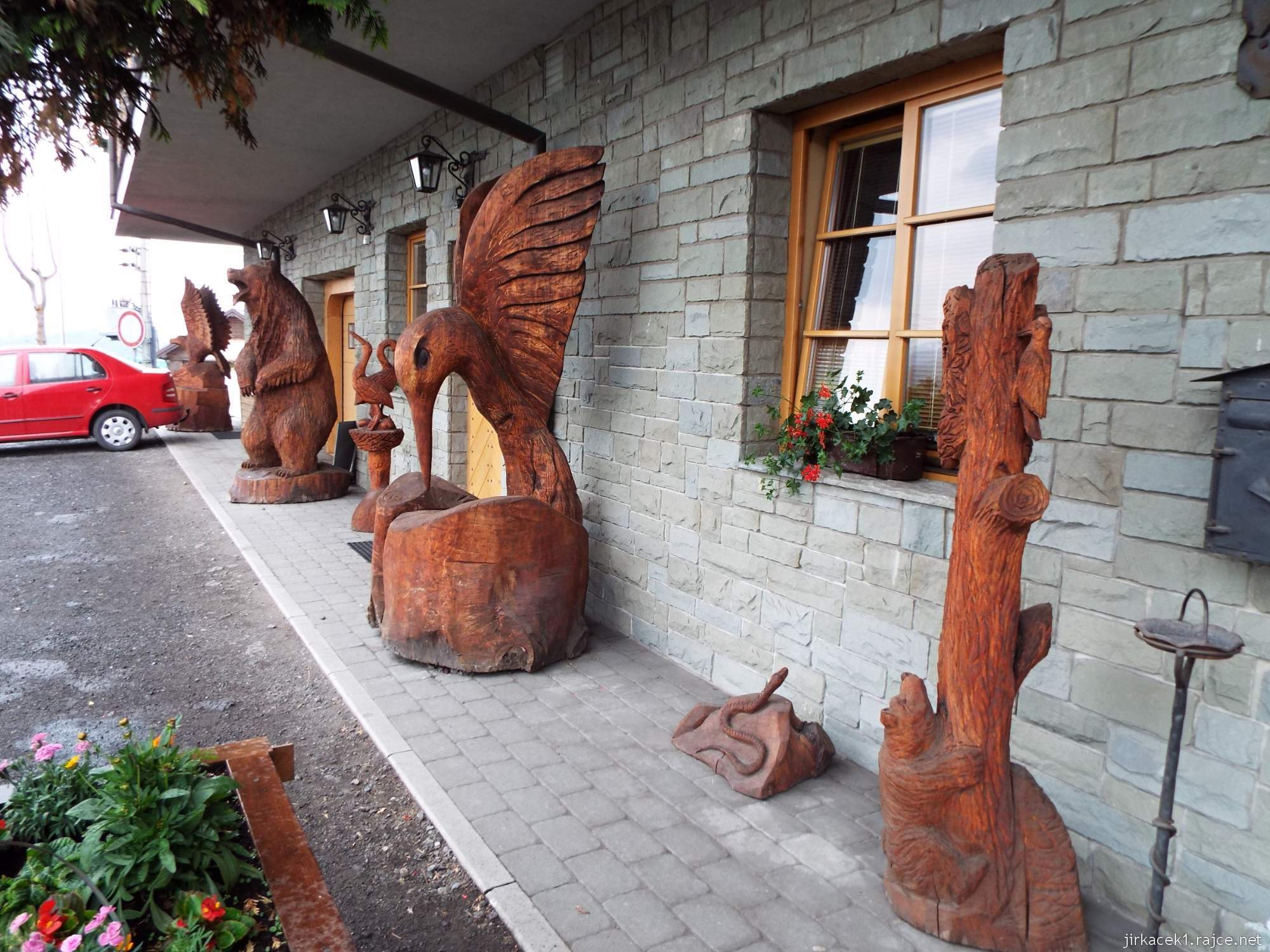 Mosty u Jablunkova - Fojtský grúň 07 - sochy zvířat u hotelu