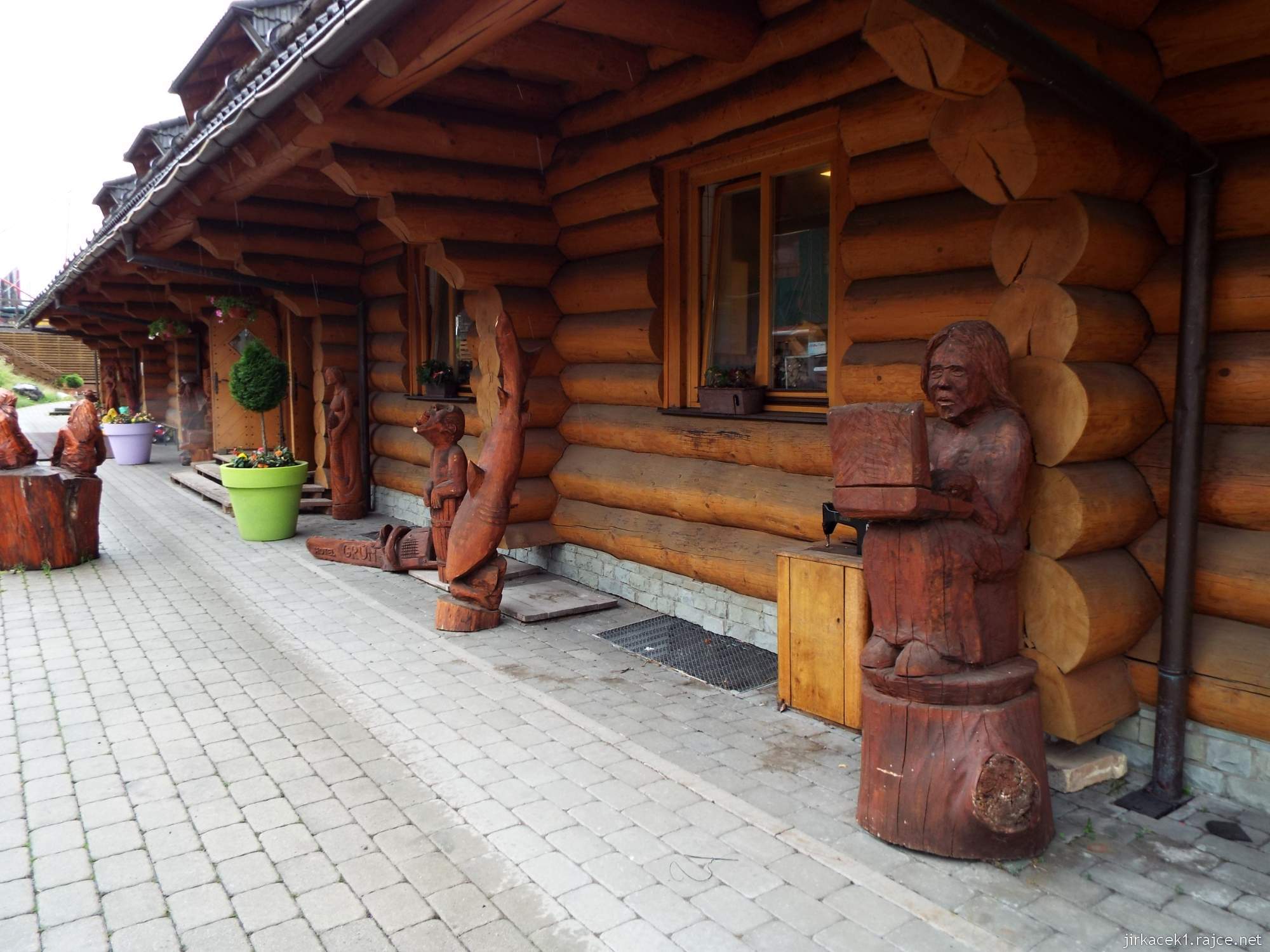 Mosty u Jablunkova - Fojtský grúň 13 - sochy u zadní strany budovy