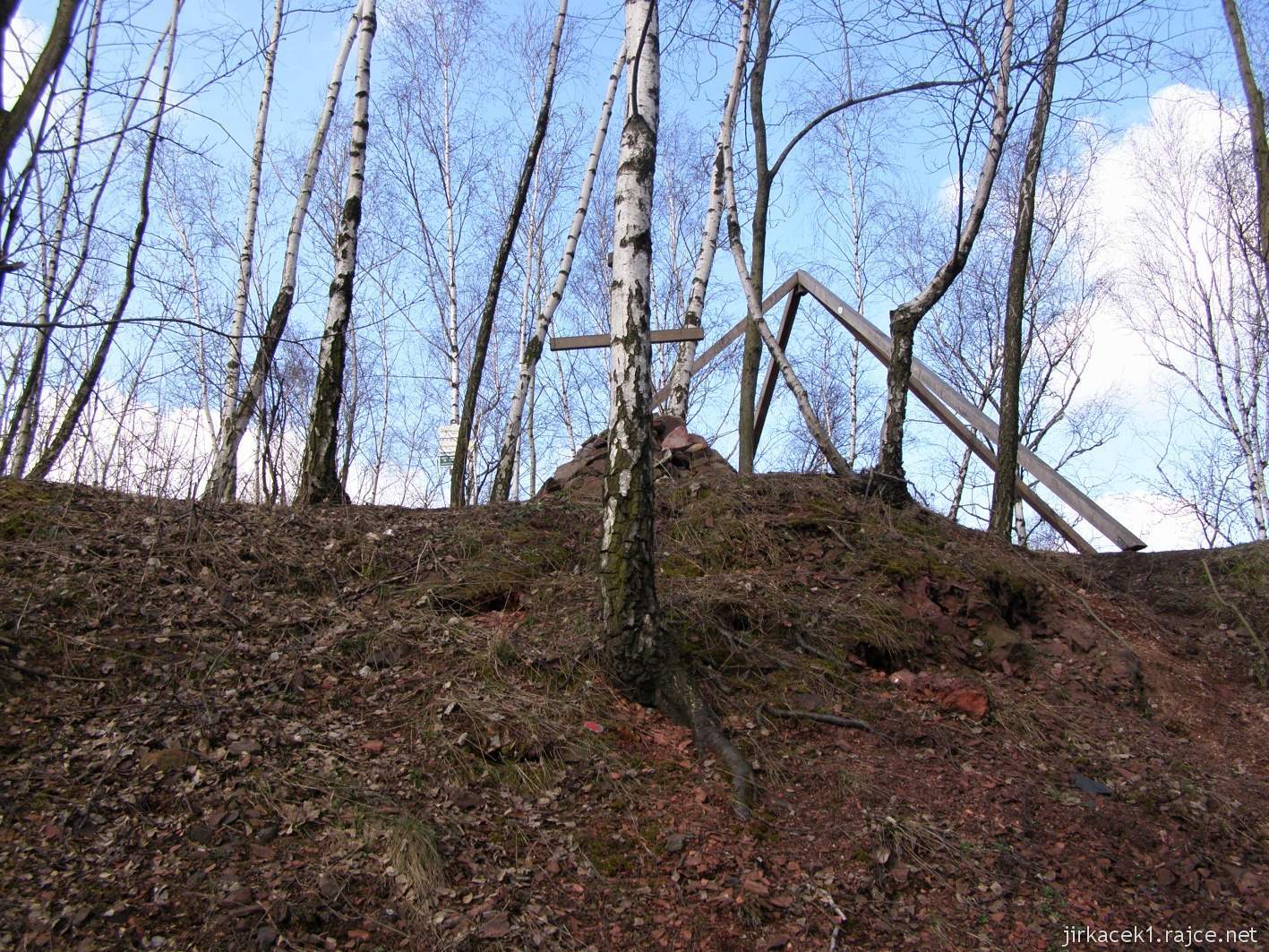 Ostrava - Halda Ema 11 - vrchol haldy s pyramidou a křížem
