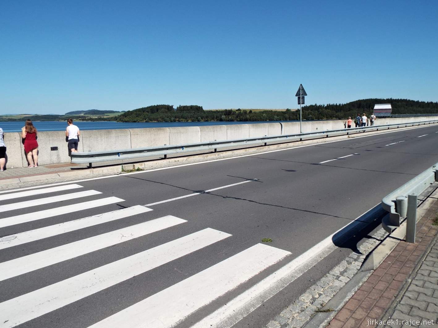 přehrada Slezská Harta 06 - silnice vedoucí po hrázi