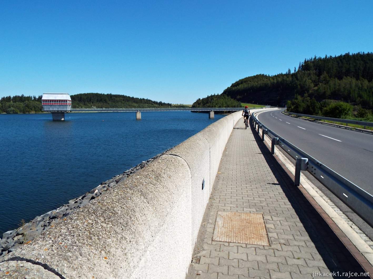 přehrada Slezská Harta 09 - silnice vedoucí po hrázi
