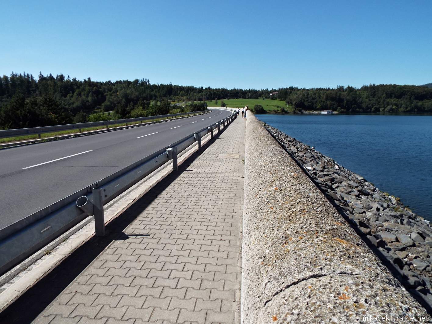 přehrada Slezská Harta 15 - silnice vedoucí po hrázi