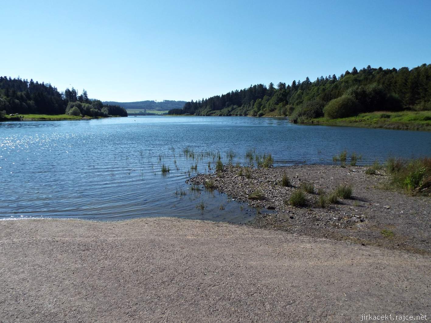 přehrada Slezská Harta 18 - záliv u Razové a silnice končící ve vodě