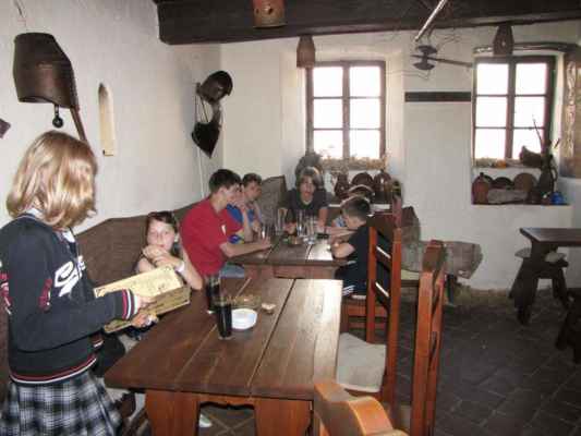 O pohár města Klatov (Klatovy, 3. - 11. 7. 2010) - Oběd ve středověké restauraci