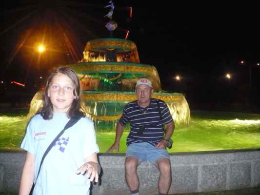 Mistrovství Evropy mládeže (Batumi - Gruzie, 19. - 29. 9. 2010) - Nela s dědou u noční fontány