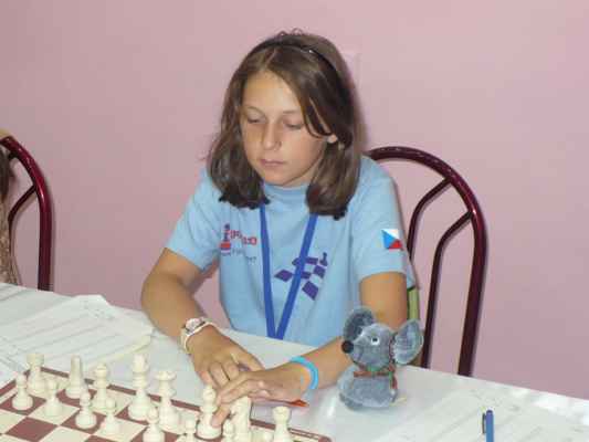 Mistrovství Evropy mládeže (Batumi - Gruzie, 19. - 29. 9. 2010) - Nela v reprezentačním dresu

Po nepovedeném začátku zabojovala a obsadila moc pěkné 27. místo v kategorii D12
