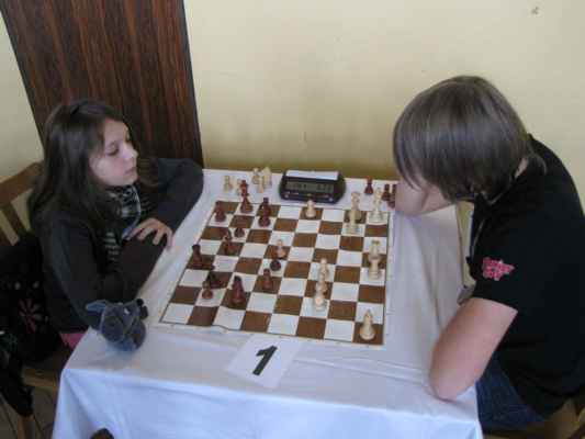 Silvestrovský turnaj (Pravonín, 29. 12. 2010) - Partie s Robinem neskončila pro Nelu šťastně.
