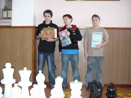 Novoroční turnaj (Střítež, 2. 1. 2010) - Starší žáci a vlastně celkové pořadí:
1. Patrik S. 
2. Vojta F. 
3. já