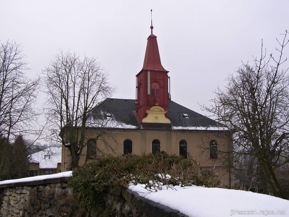 Choceň - kostel Českobratrské církve evangelické - pohled přes ohradní zeď