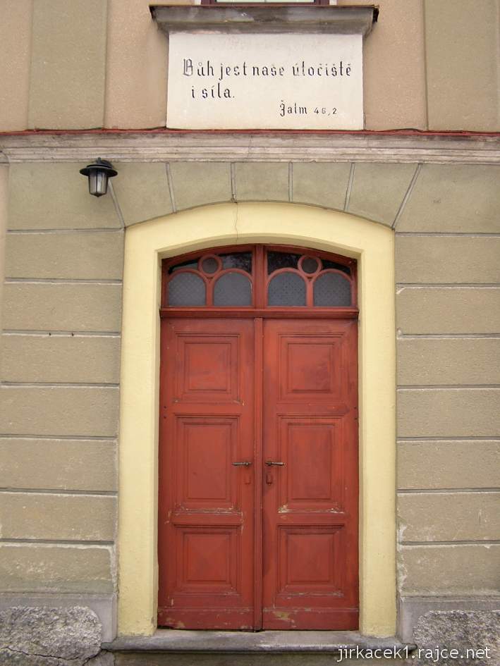 Choceň - kostel Českobratrské církve evangelické - vchod a deska s žalmem