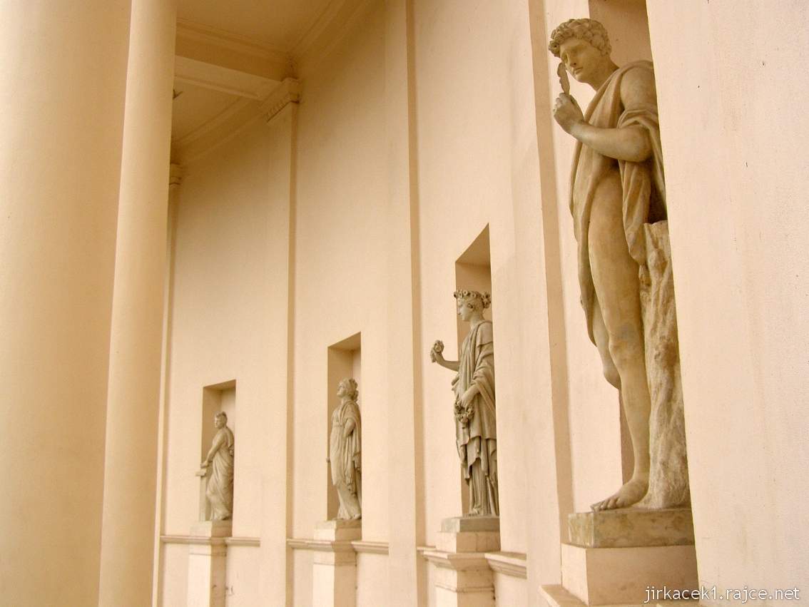 Lednice - chrám Tří Grácií - výklenky s alegorickými sochami klasického umění a věd