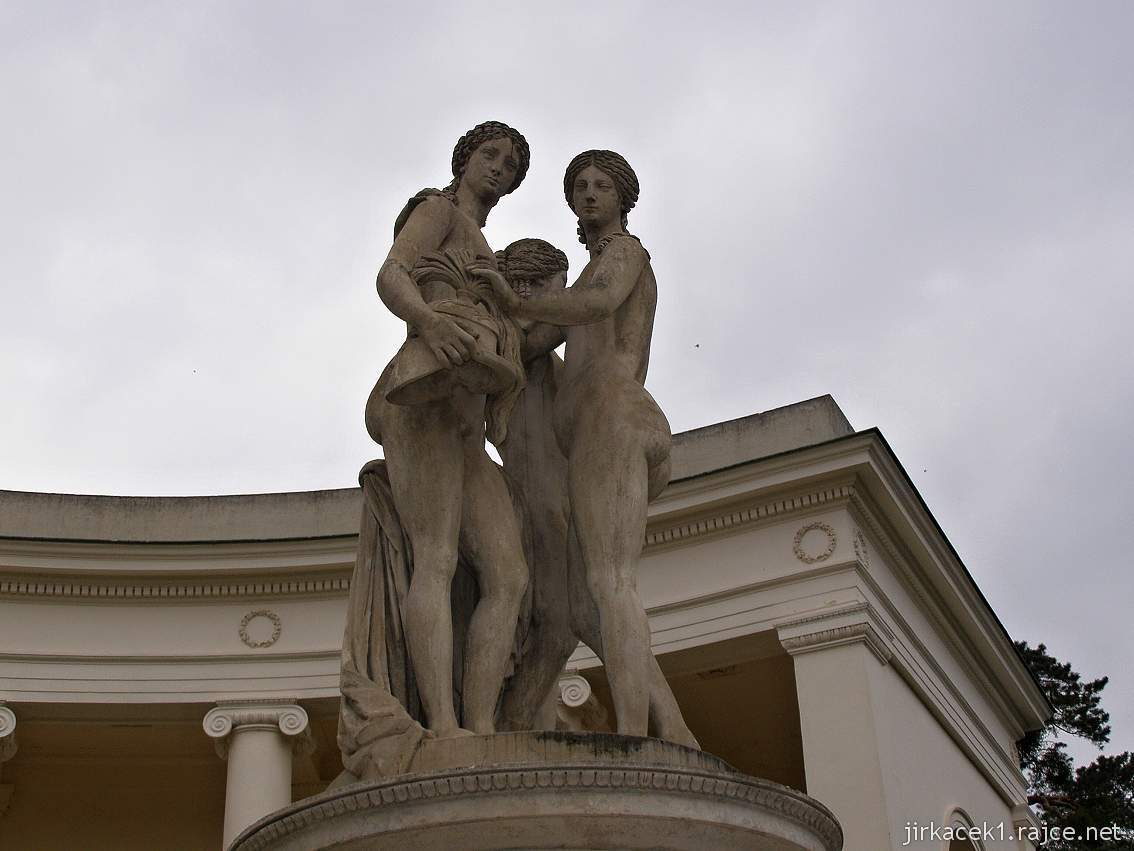 Lednice - chrám Tří Grácií - sochy antických bohyní Athény, Afrodity a Artemis