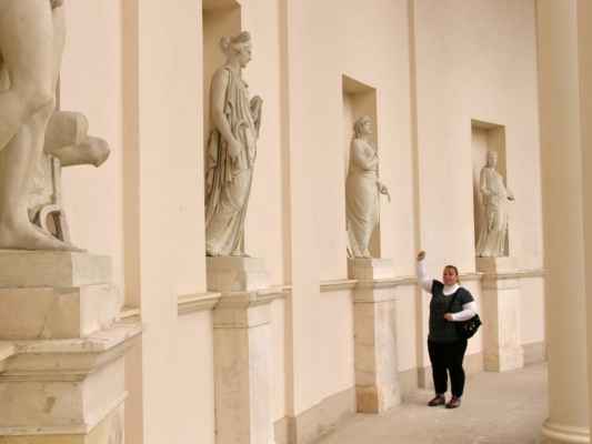 Lednice - chrám Tří Grácií - výklenky s alegorickými sochami klasického umění a věd