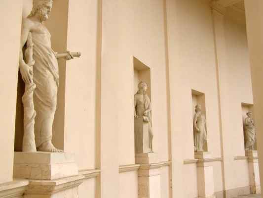 Lednice - chrám Tří Grácií - výklenky s alegorickými sochami klasického umění a věd