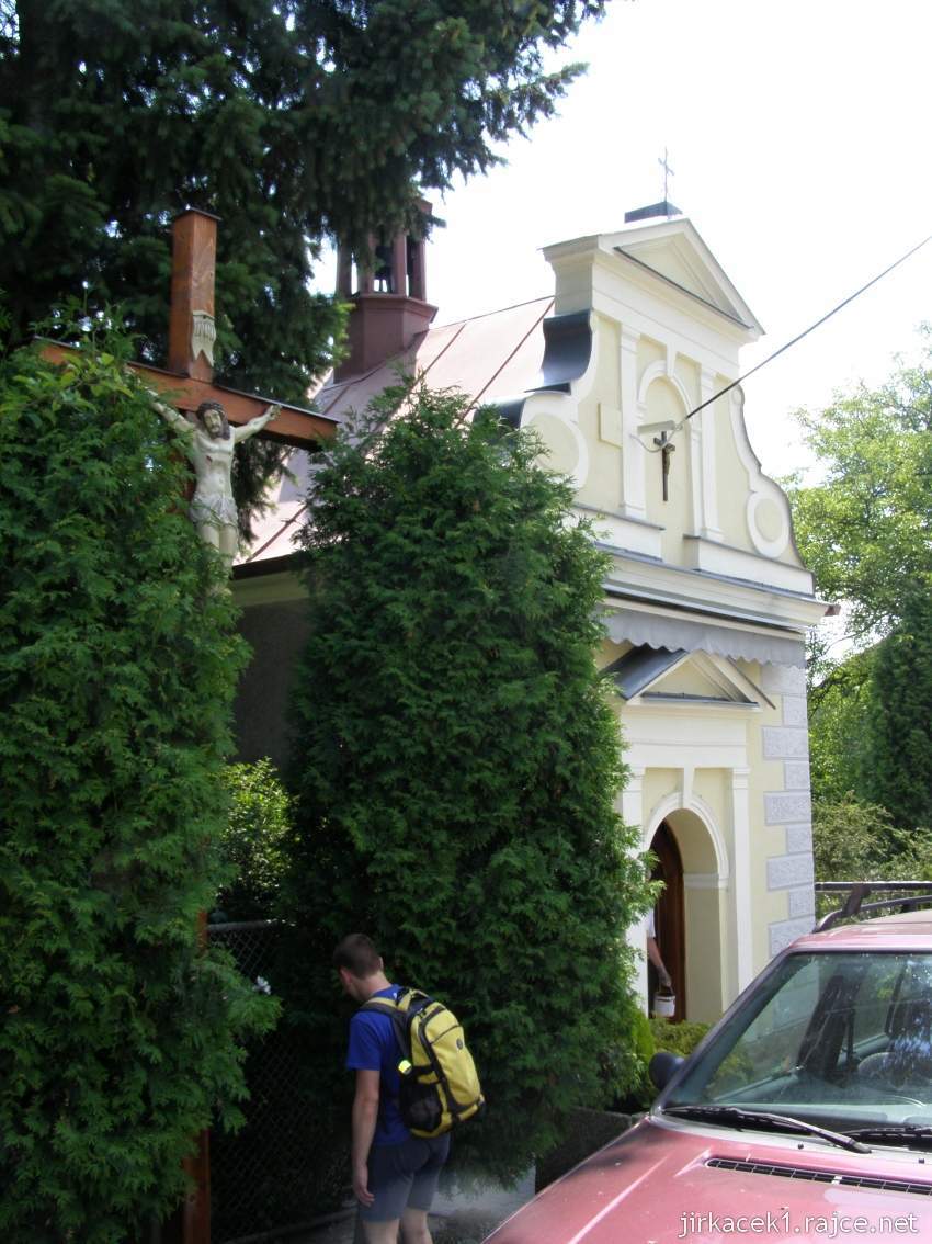 Bobrovníky u Hlučína - kaple sv. Prokopa 04 - kaple a kříž s Kristem
