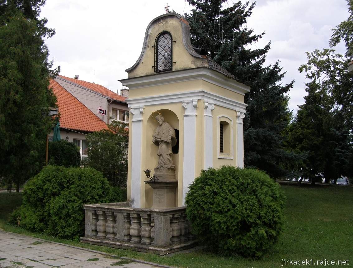 Pustiměř - Zvonice se sochou sv. Jana Nepomuckého