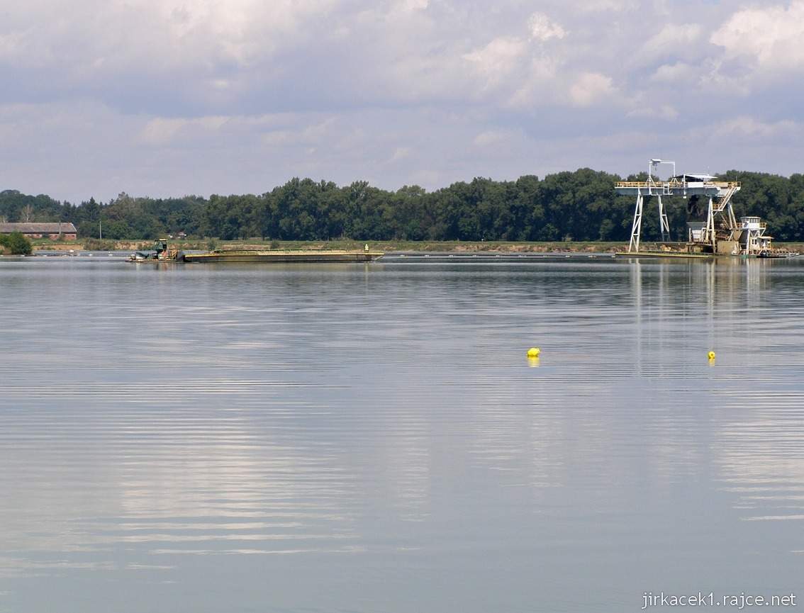Náklo - pískovna a jezero Kobylník 02 - vlevo člun, vpravo těžní věž