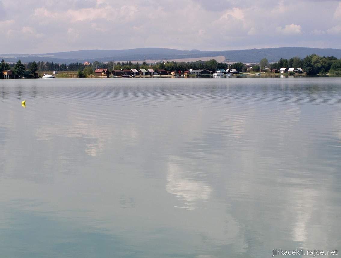 Náklo - pískovna a jezero Kobylník 05 - chatky a člun na břehu jezera