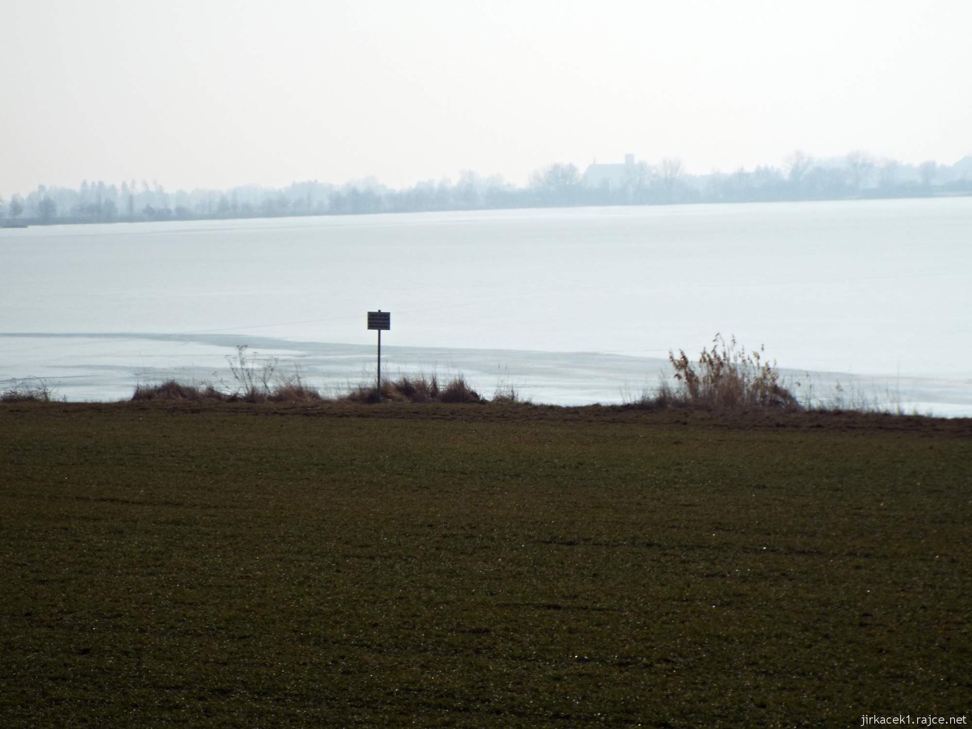 cesta mezi Březové a Lhotou - vody pískovny Náklo a vzadu obec Náklo