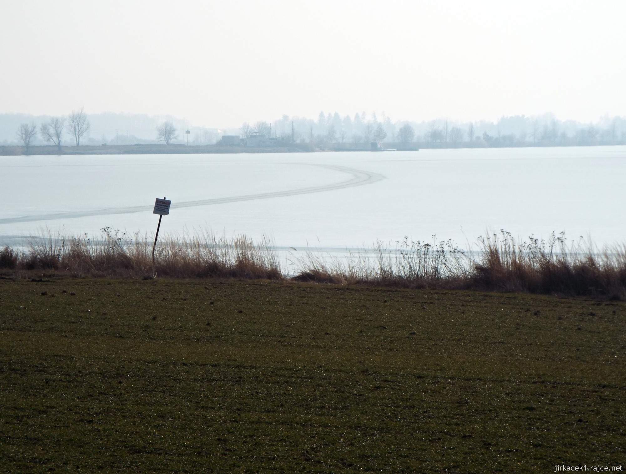 esta mezi Březové a Lhotou - zamrzlé vody pískovny Náklo a stopy po jízdě autem na ledě