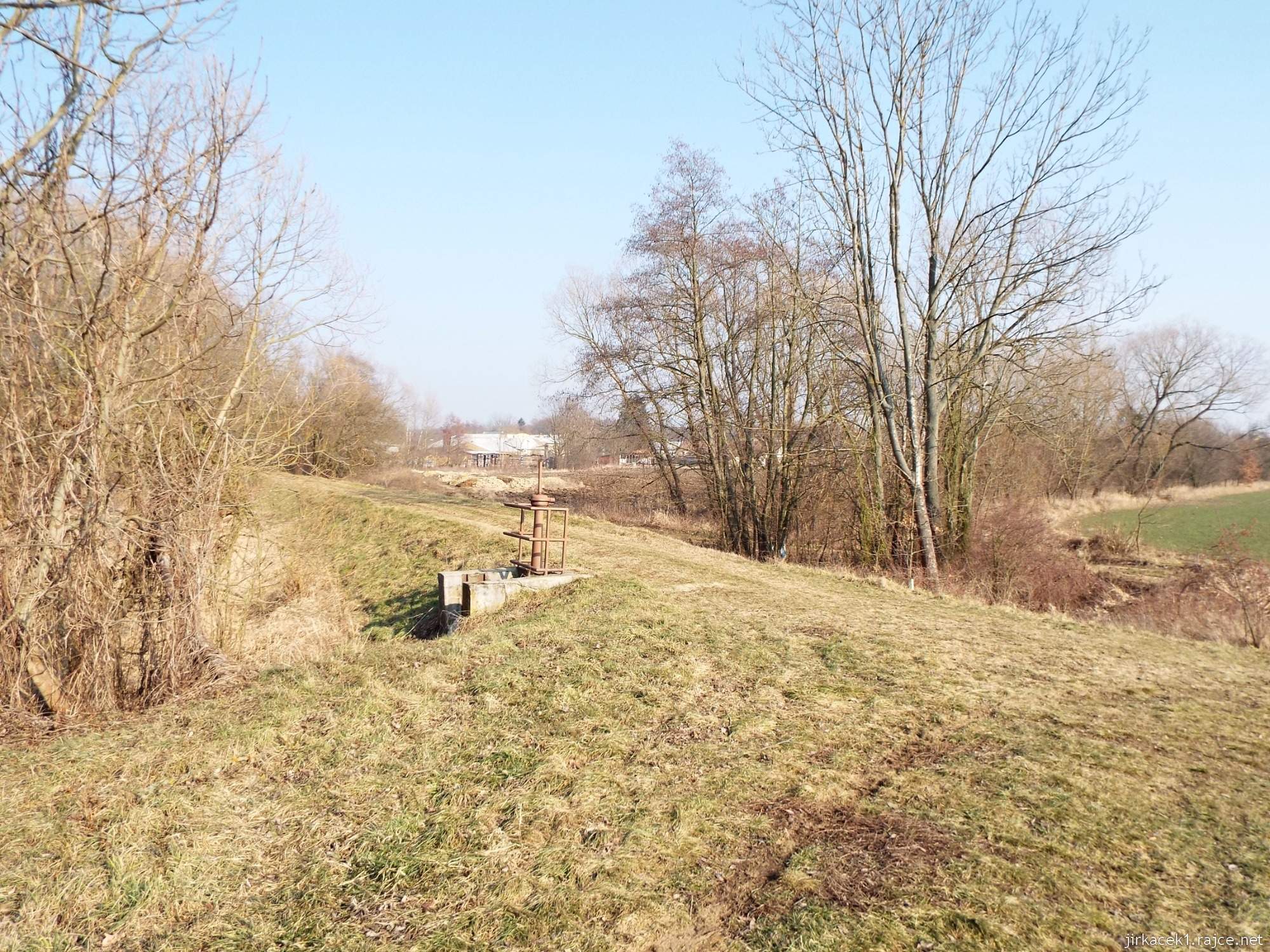 cesta mezi Březové a Lhotou - konec cesty po hrázi - vlevo slepá cesta