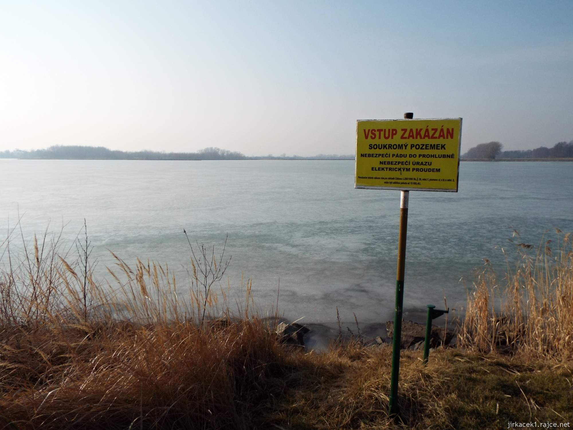 cesta mezi Březové a Lhotou - pískovna Náklo - varovná tabulka na břehu
