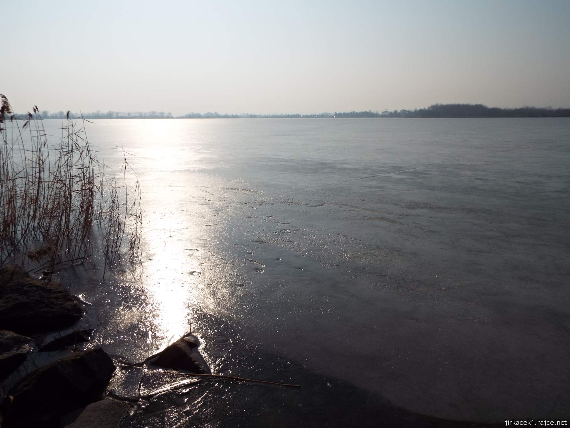 cesta mezi Březové a Lhotou - pískovna Náklo - odraz slunce na zamrzlé hladině