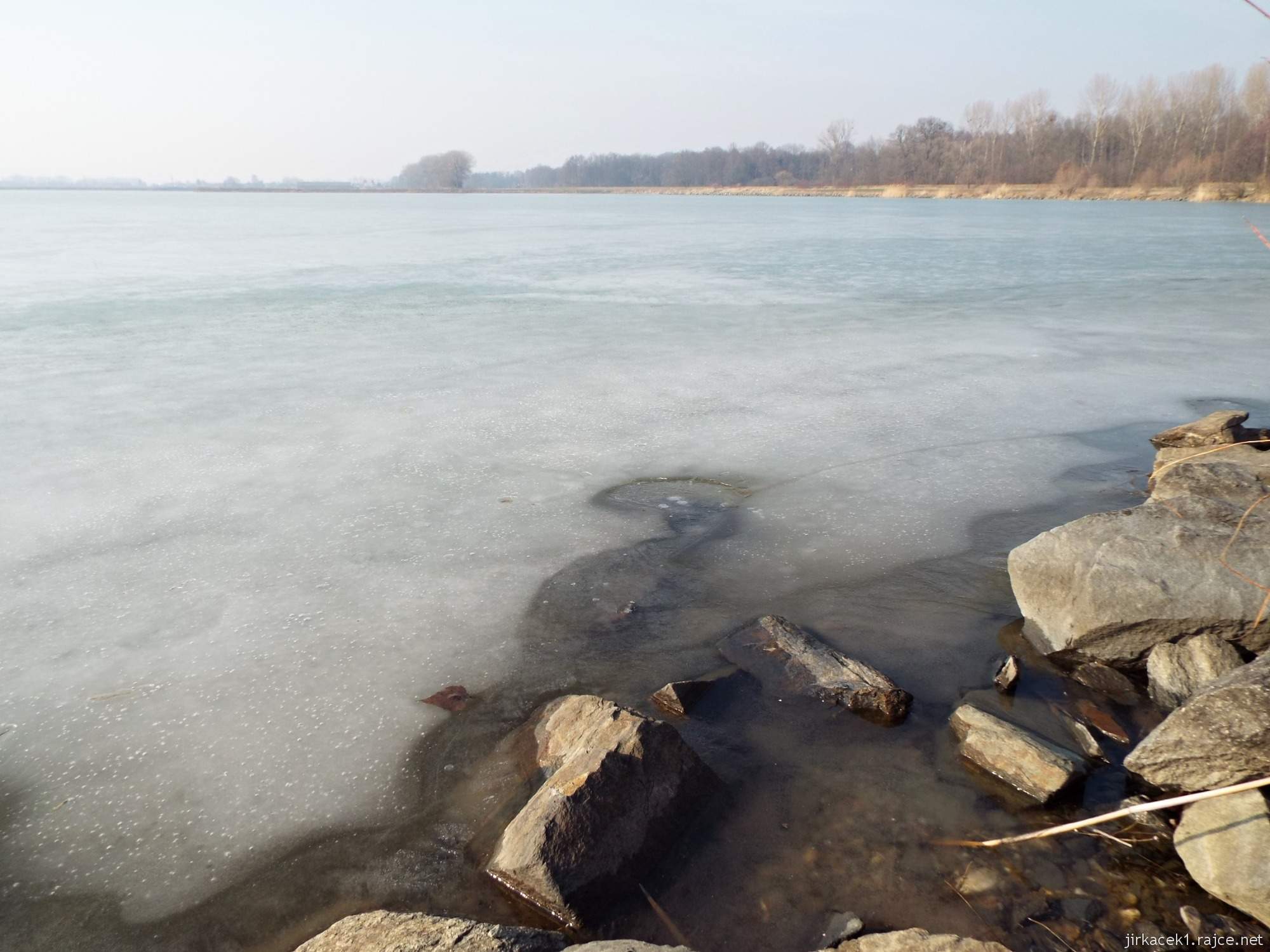 cesta mezi Březové a Lhotou - pískovna Náklo - odraz slunce na zamrzlé hladině