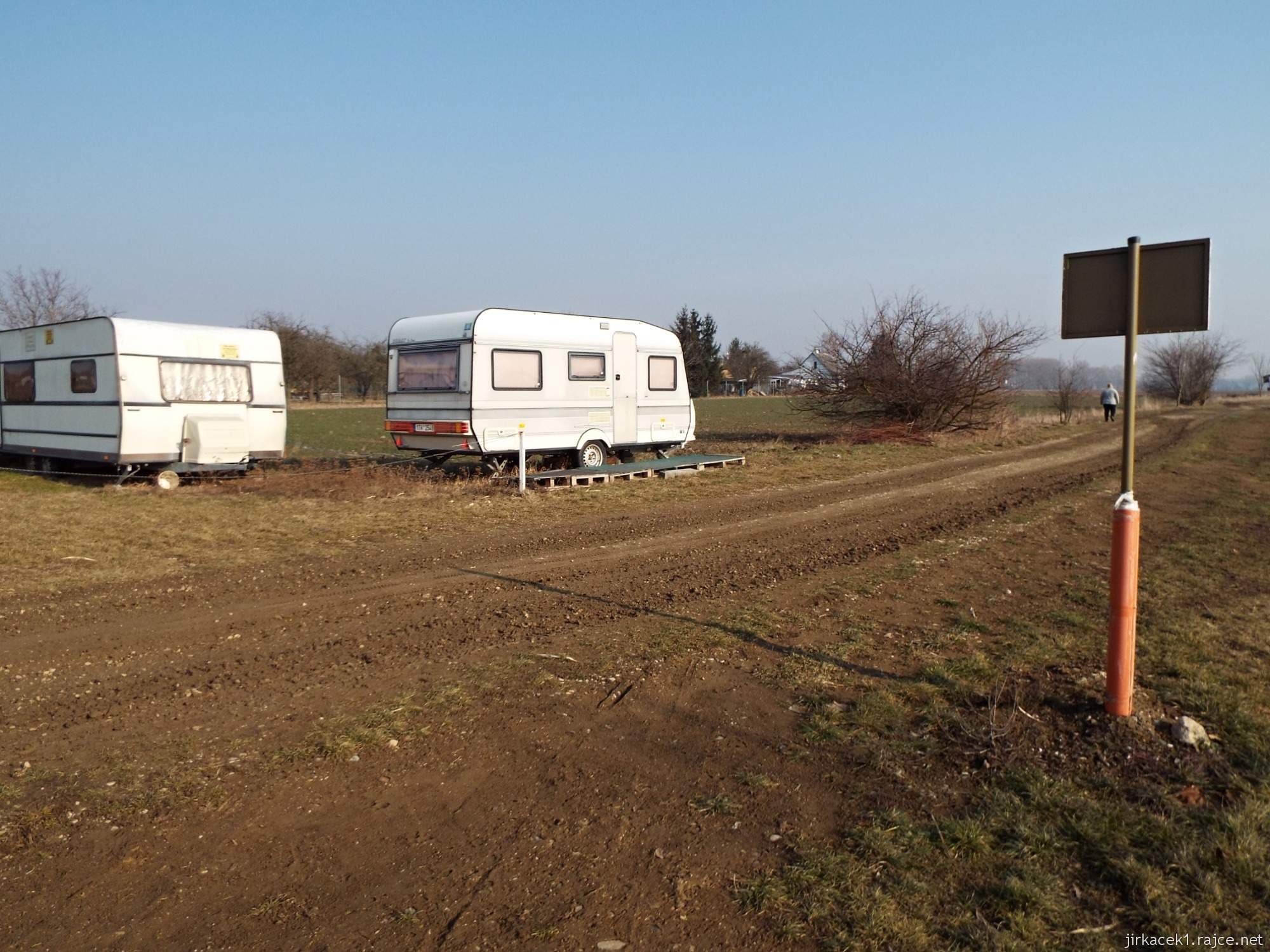 cesta mezi Březové a Lhotou - pískovna Náklo - karavany na břehu