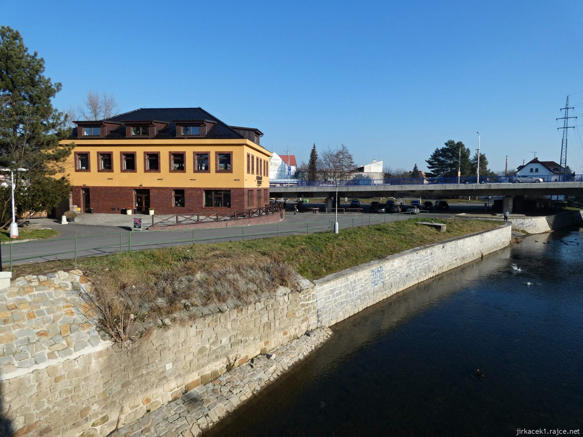 Valašské Meziříčí - Krásenský pivovar - budova a řeka Rožnovská Bečva