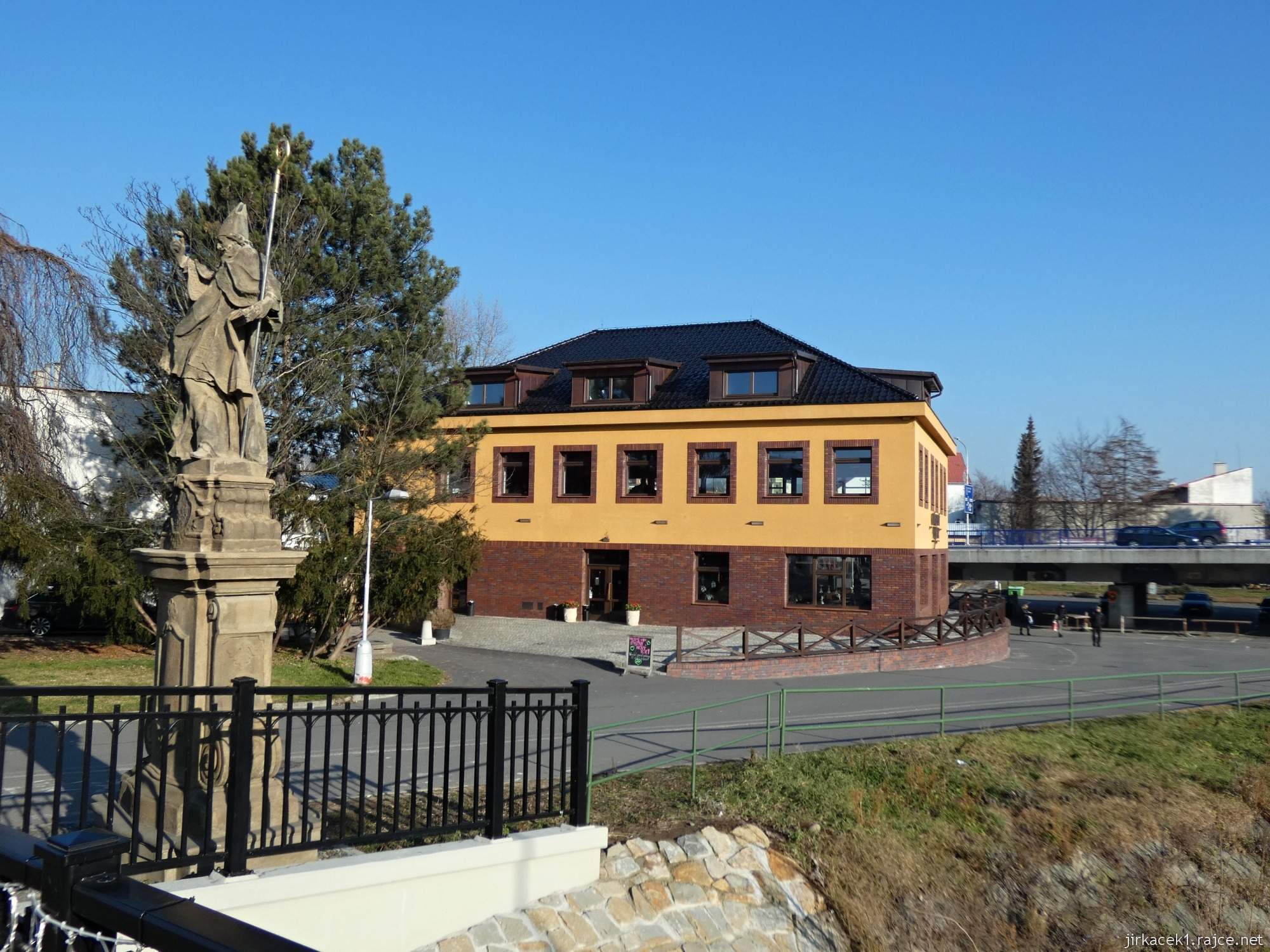 Valašské Meziříčí - Krásenský pivovar - budova a a socha sv. Libora
