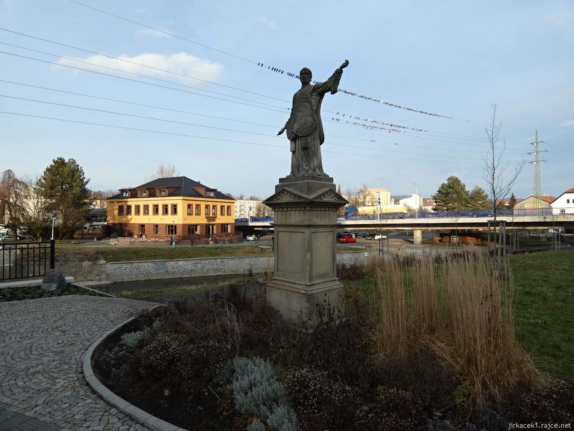 Valašské Meziříčí - Krásenský pivovar - socha sv. Ignáce z Loyoly a ptáci na drátě