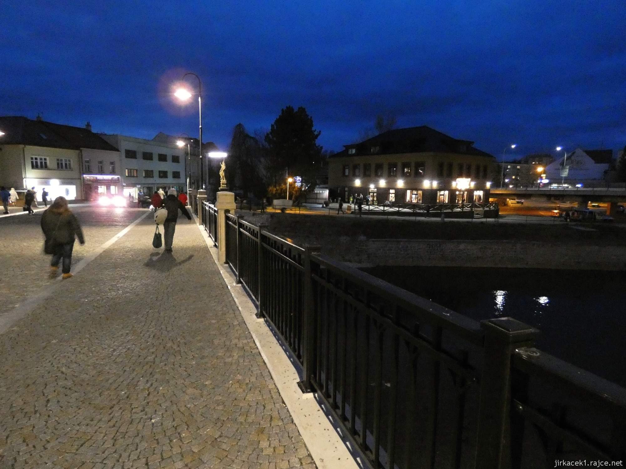 Valašské Meziříčí - Krásenský pivovar - večerní pohled z mostu přes Bečvu