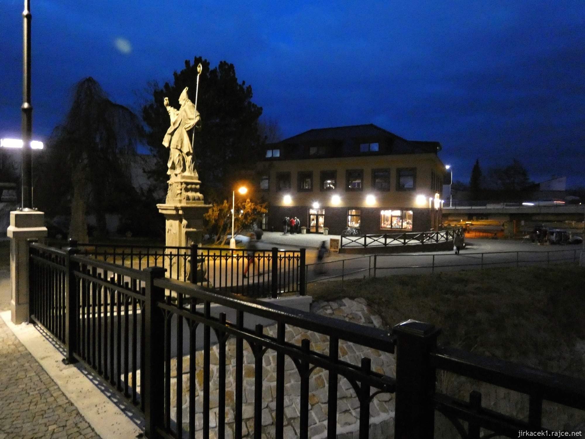 Valašské Meziříčí - Krásenský pivovar - večerní pohled z mostu přes Bečvu a socha sv. Libora
