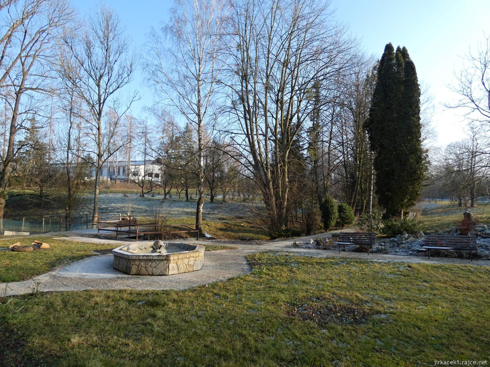 Choryně - zámek 12 - park za zámkem s fontánou