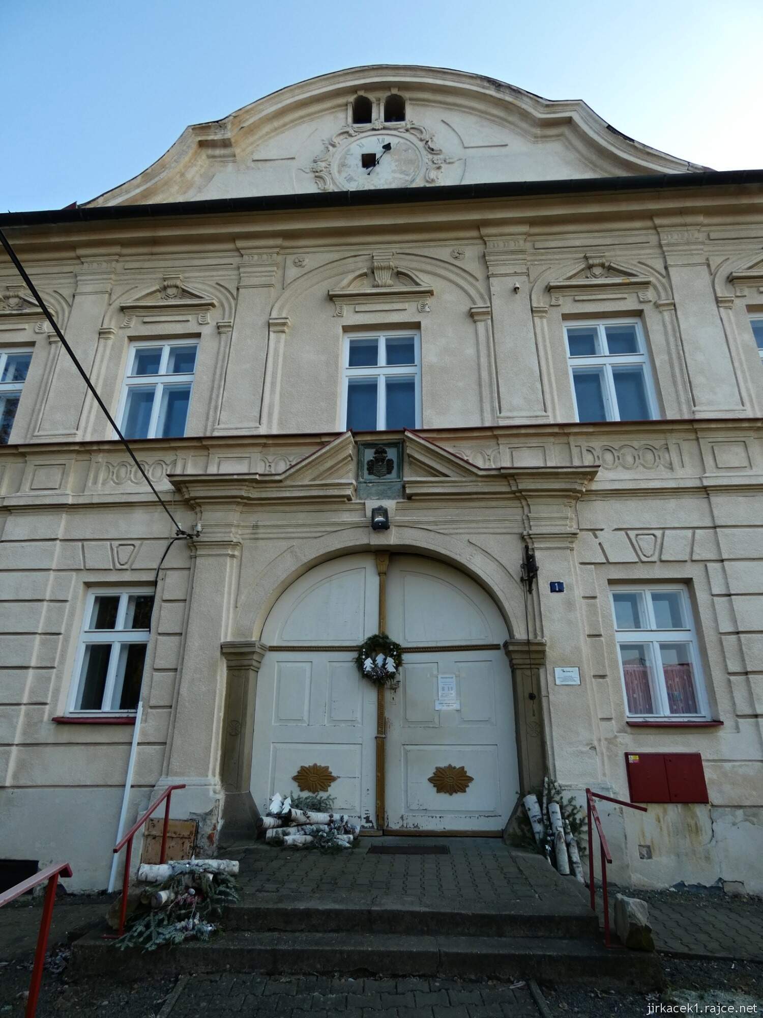 Choryně - zámek 21 - průjezd na malé nádvoří v přední části zámku a erb Jana Křtitele Forgatsche nad vstupem do zámku