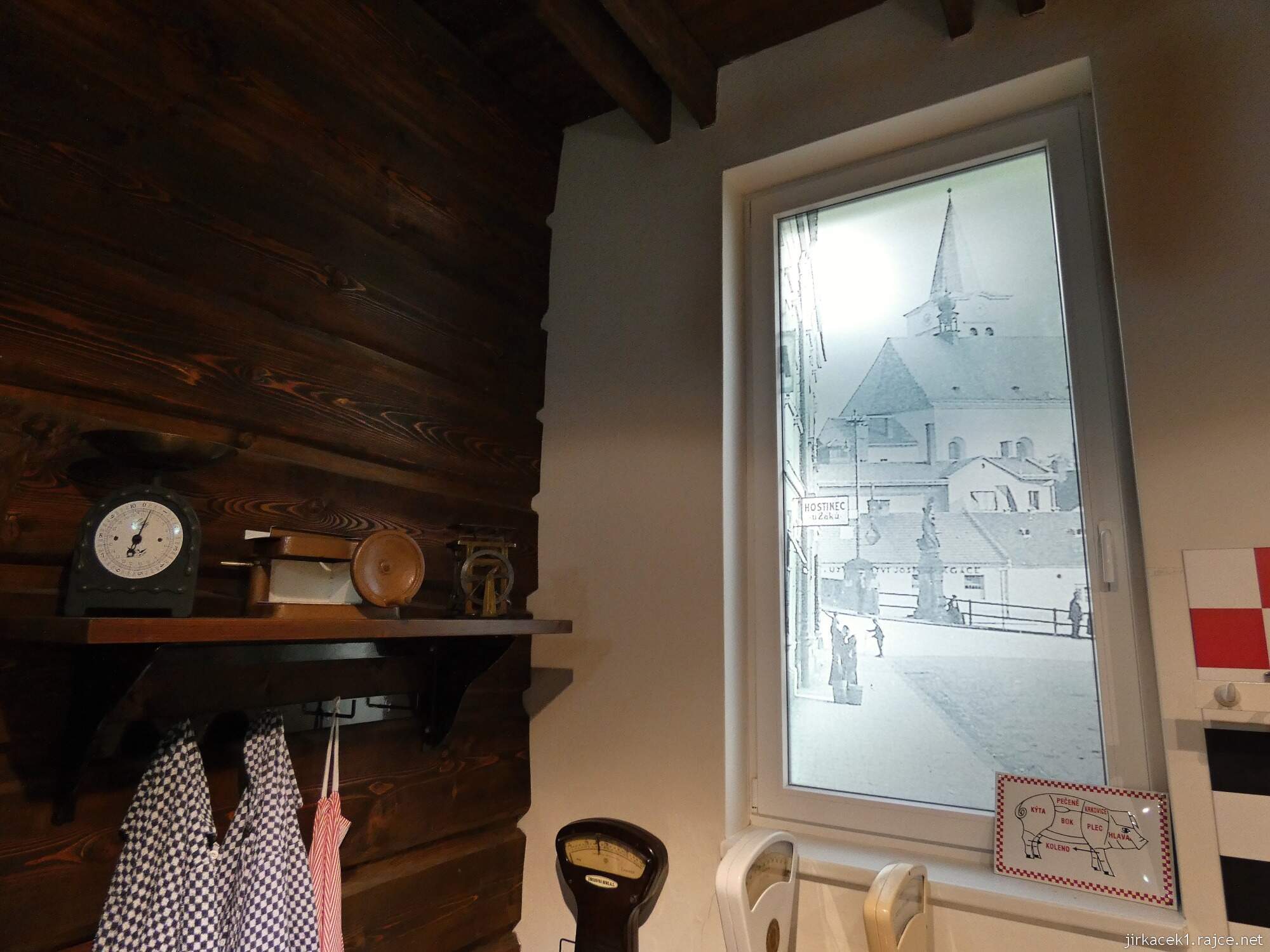 D - Valašské Meziříčí - muzeum řeznictví 22 - expozice - okno se starou fotografií