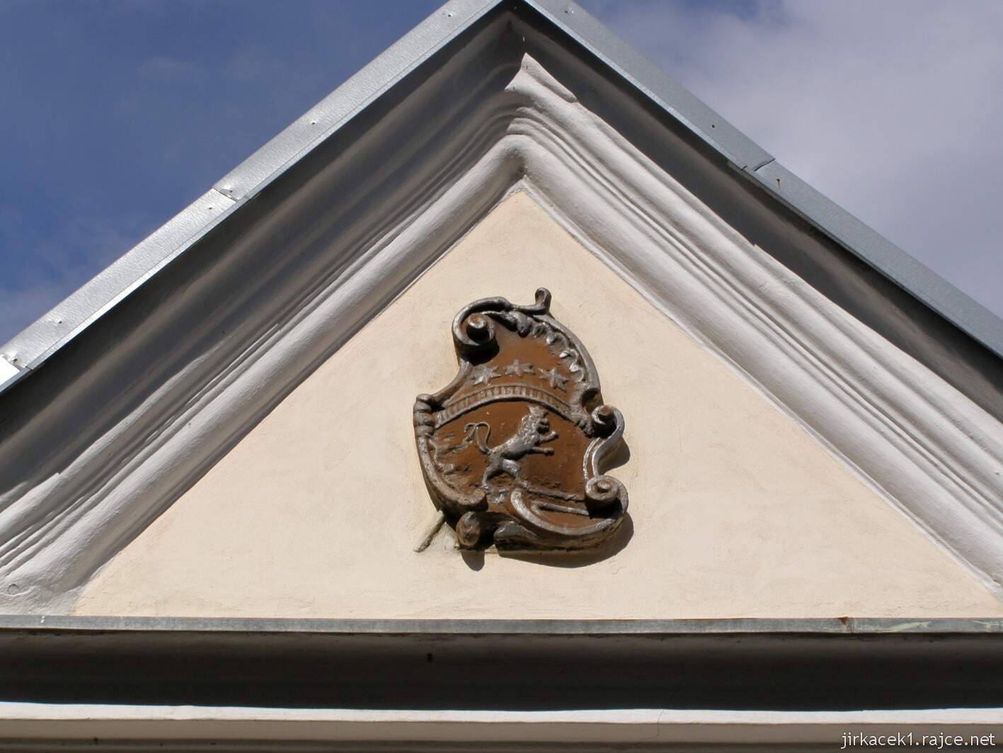 Velký Týnec - kaple Panny Marie - erb rodu se lvem a hvězdami - kanovník Dr. František Řehoř Tomáš Pilgrim Kryštof hrabě Giannini