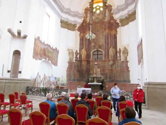 Kostel Navštívení Panny Marie - Rekonstruovaná památka vrcholného baroka, obnovená kopule a interiér s freskovou výzdobou, stálá výstava obrazů Petra Brandla.