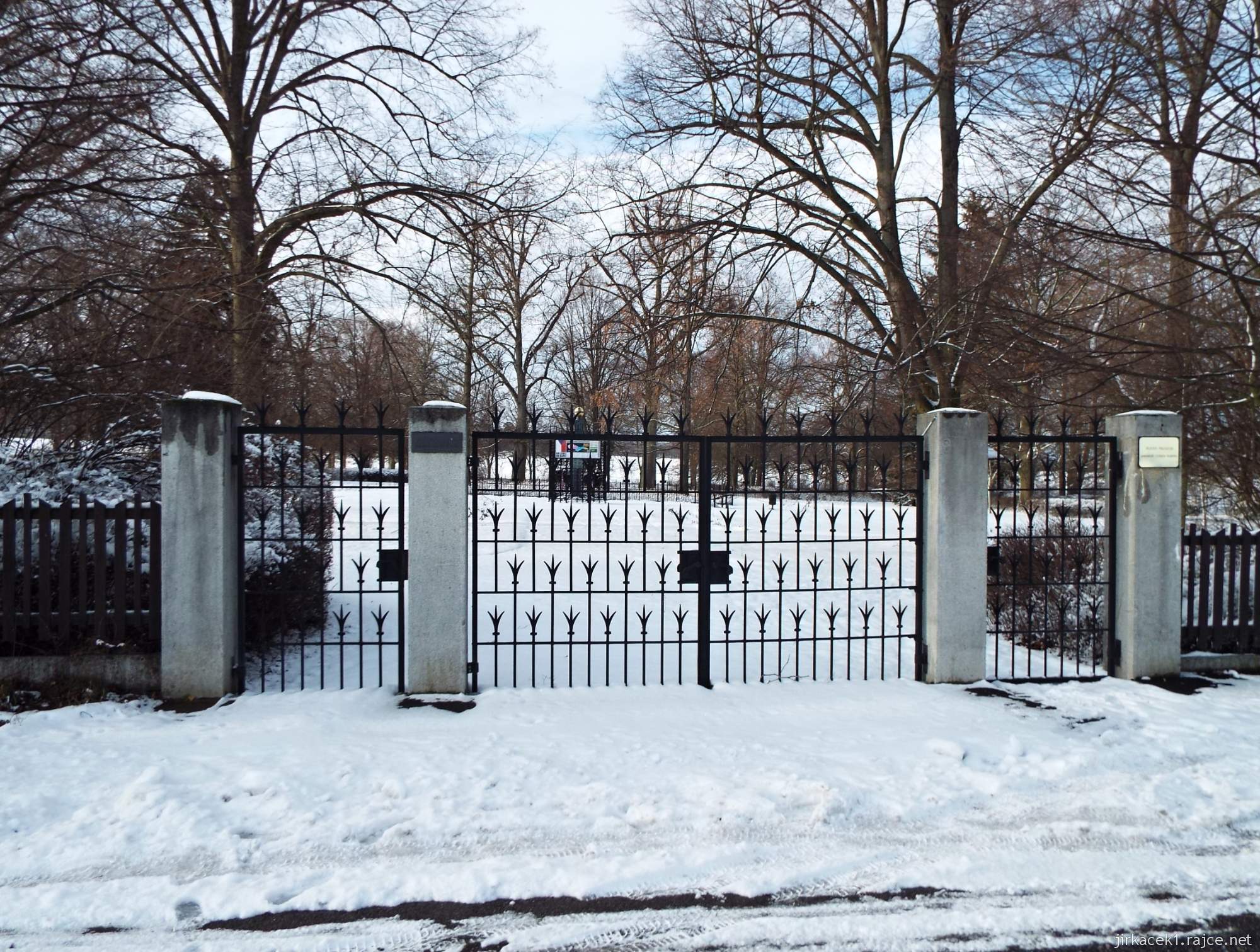 Růžový palouček - vstupní brána v zimě